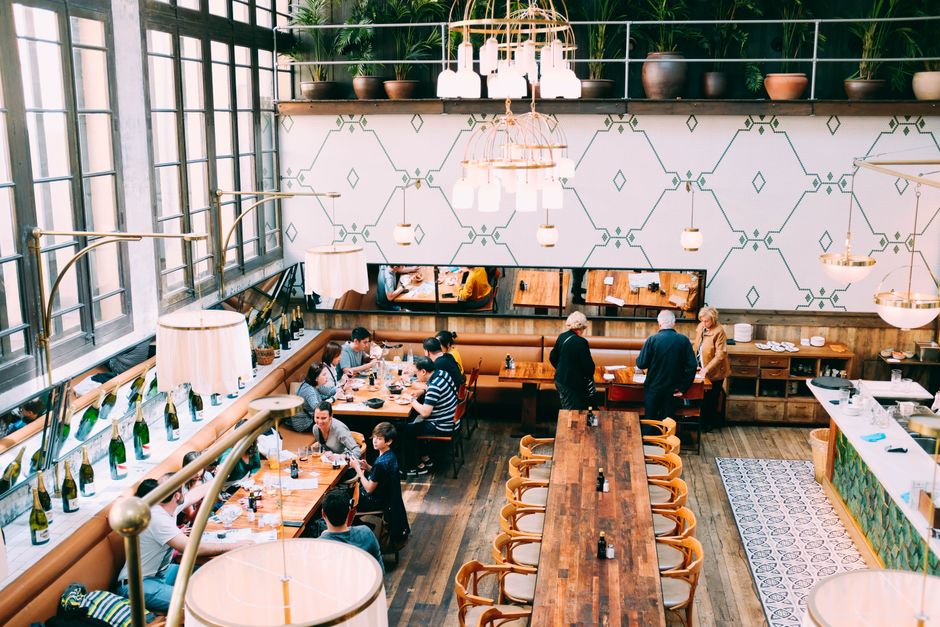 Fotografie realizace: Restaurace: černý lesklý strop